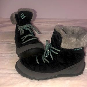 New girls size 3 teal and black Columbia snow boots fluffy and soft